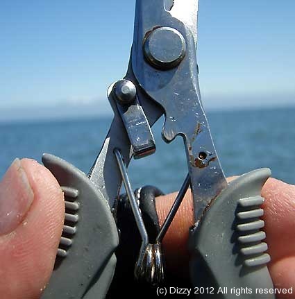 The jaws of the pliers can be locked shut